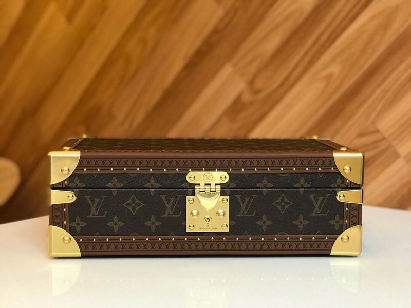 LV M4700B 34x18x11cm QS-6