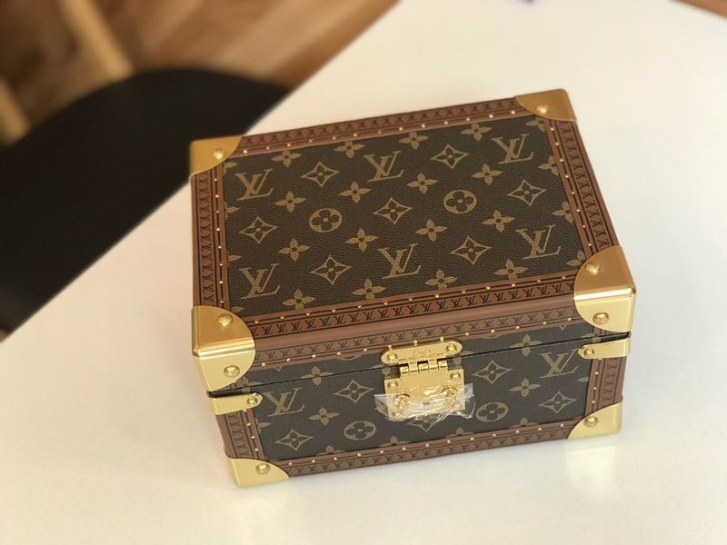 LV M4700SNH 24x13x17cm QS